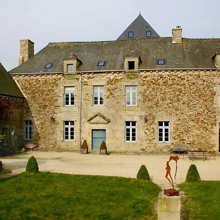 Gite La Passerelle - Manoir Le Plessix Madeuc Corseul Kültér fotó